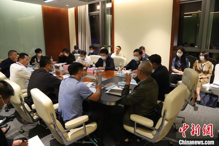 图为学员进行深入交流研讨 崔永江 摄